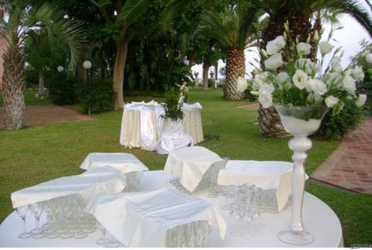 Allestimento di un matrimonio in giardino