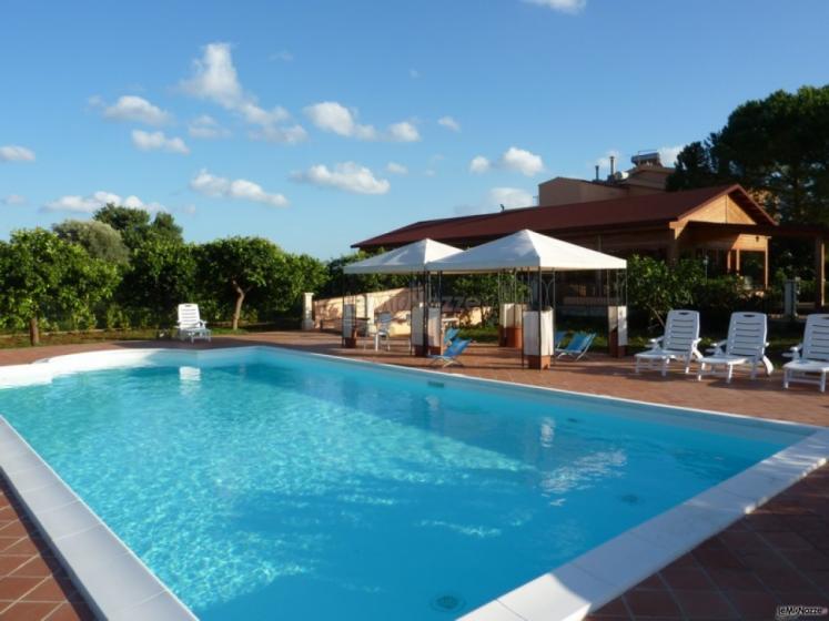 Ampia piscina dotata di bordo piscina presso l'Agriturismo Limoneto