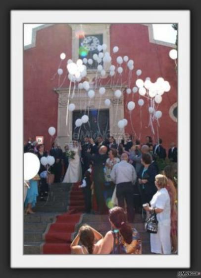 Lancio del riso di Alessandro Sorbello, fotografo matrimoni ad Aci Trezza (Catania)