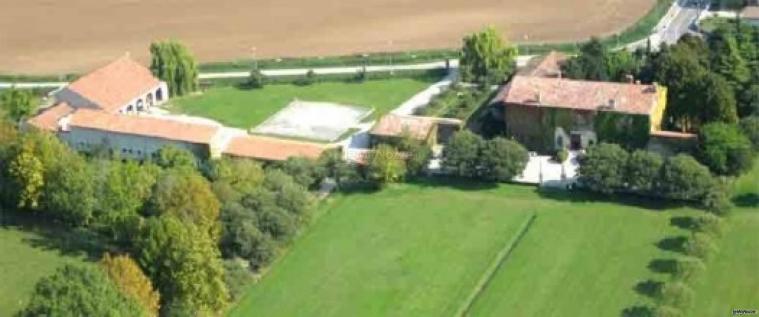 Vista aerea della location di nozze immersa nel verde