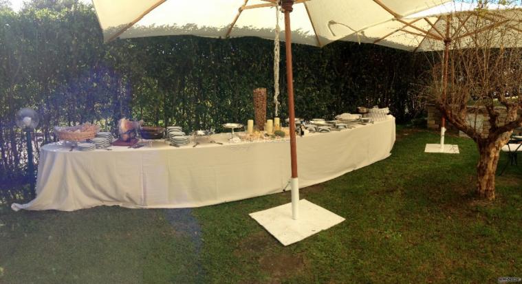 Buffet di matrimonio in giardino