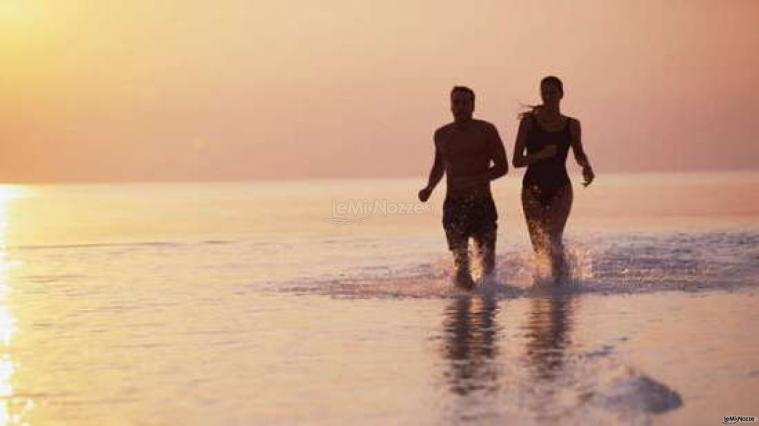 Una romantica corsa sulla spiaggia in una delle più belle località al mondo