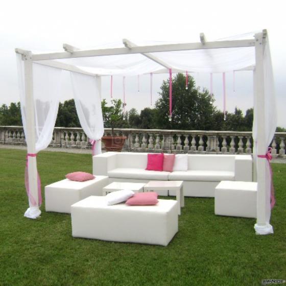 Gazebo con dettagli rosa per il matrimonio