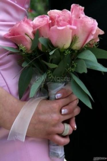 Bouquet di rose rosa per la sposa 