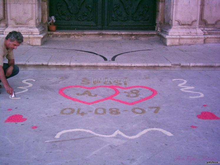 Decorazioni per terra davanti alla chiesa