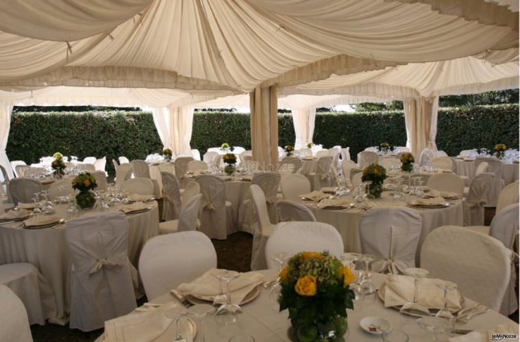 Allestimento del matrimonio sotto il gazebo