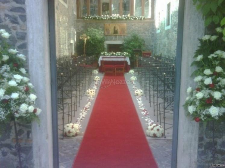 Addobbi in chiesa per la cerimonia di matrimonio