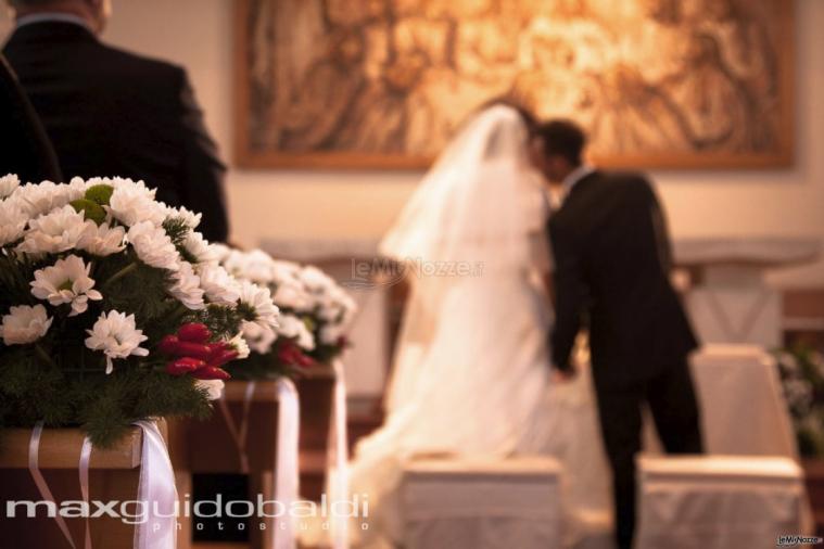 Foto degli sposi in chiesa - Max Guidobaldi Photostudio