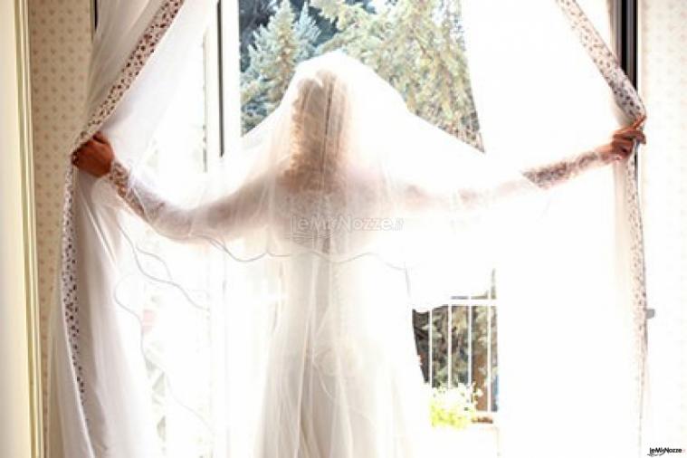 Sposa affacciata alla finestra