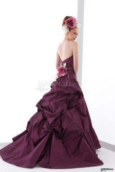 Moderno abito da sposa dal colore scuro ed elegante