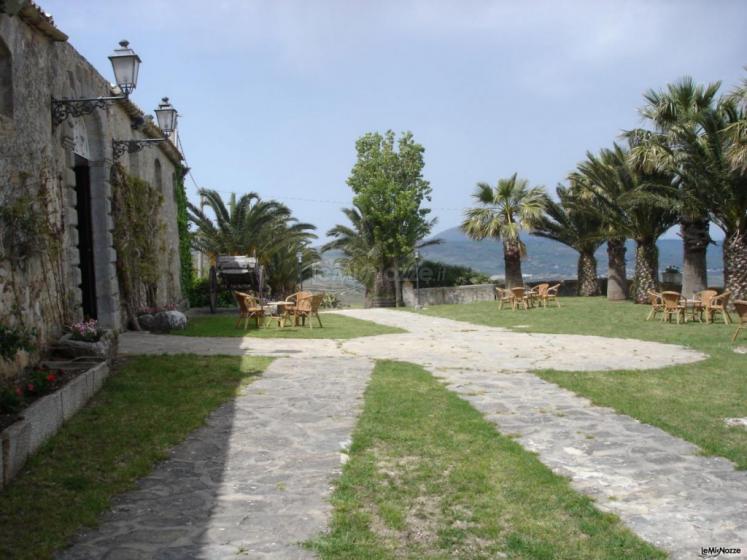 Ampio giardino con vista del Ristorante Baglio Strafalcello