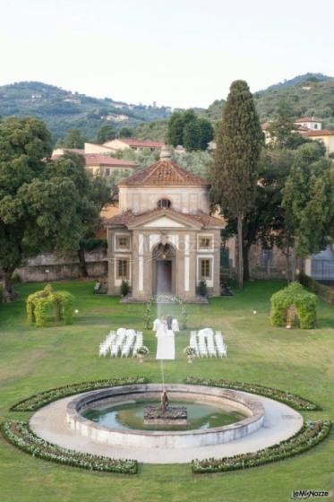 Allestimento della cerimonia in giardino fronte villa