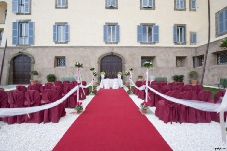 Cerimonia di matrimonio nel giardino della villa