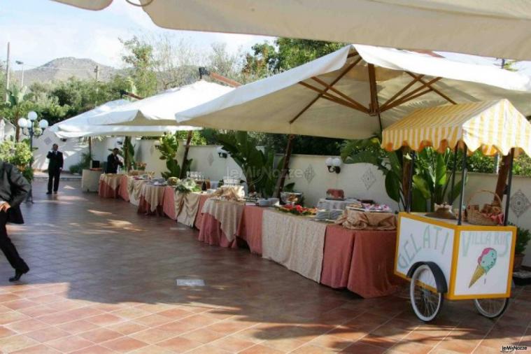 Buffet di dolci e carretto dei gelati