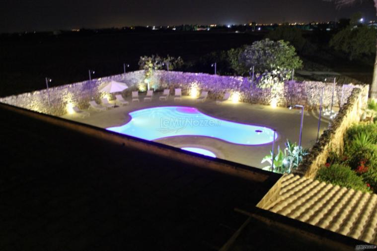 Piscina notturna illuminata