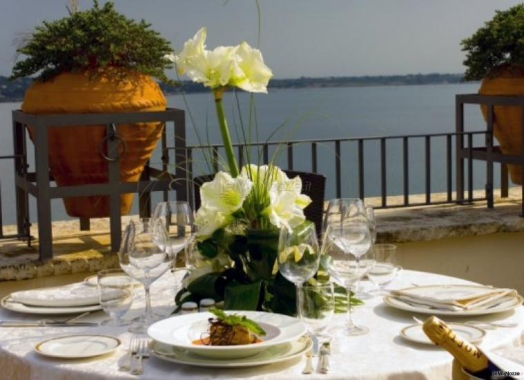 Particolare del tavolo per le nozze con vista mare