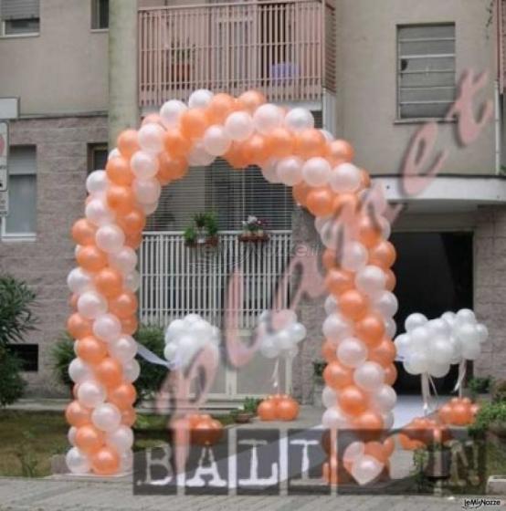 Arco a semicerchio con passeggiate di collegamento per l'uscita della sposa