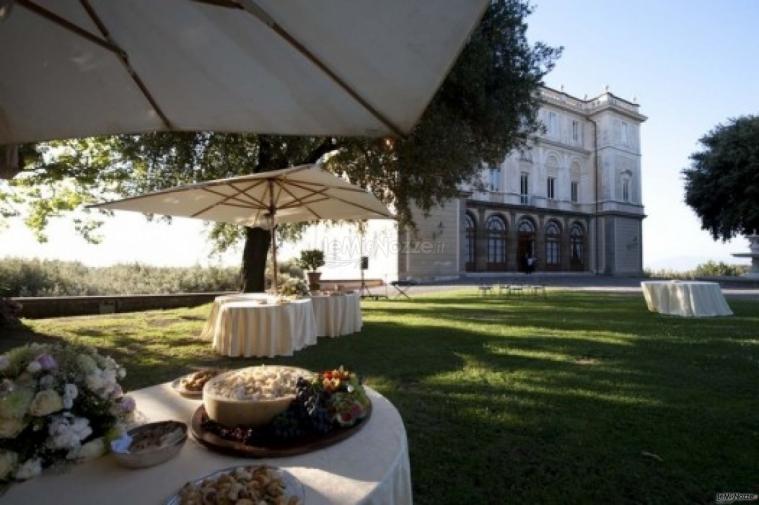 Buffet di matrimonio in giardino