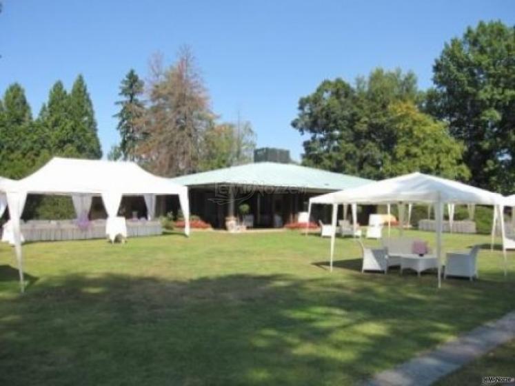 Gazebo per il ricevimento di matrimonio in giardino