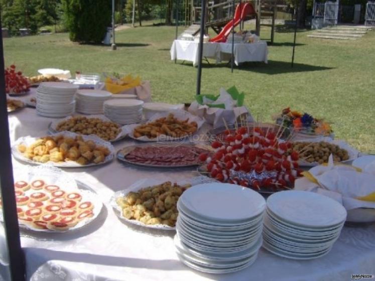 Il tavolo del buffet in giardino