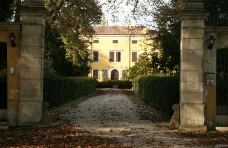 Viale per l'ingresso alla villa