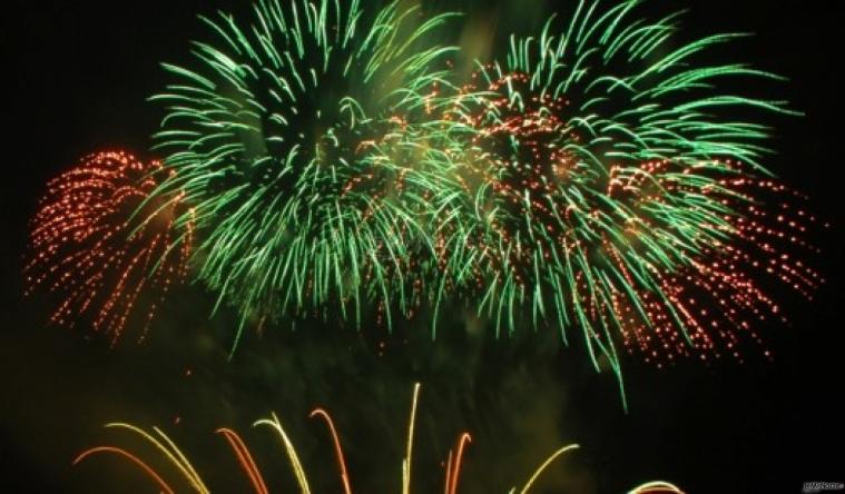 Fuochi d\'artificio per il ricevimento di matrimonio