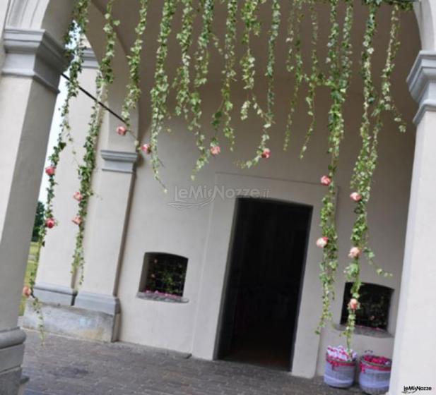 Cascata di fiori per l'entrata in chiesa