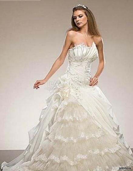 Abito da sposa moderno e fantasioso della griffe Victoria Paradise Spose