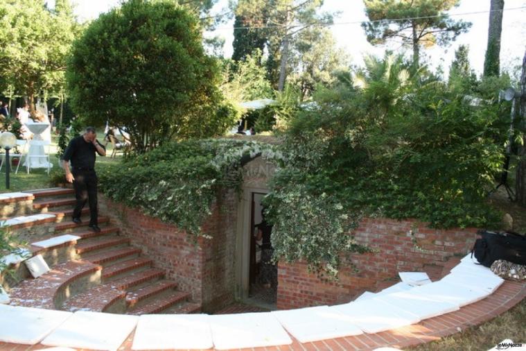 Allestimento del matrimonio in giardino con cuscini bianchi