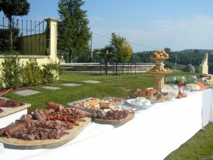 Antipasti del ricevimento di matrimonio serviti in giardino