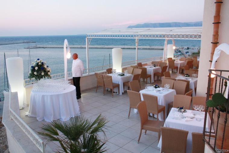 Allestimento dell'aperitivo all'aperto presso l'hotel per ricevimento di matrimonio Marina Holiday