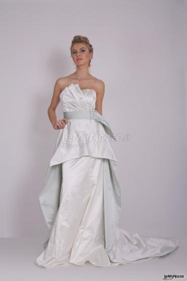 Abito Roma in raso duchesse di seta pura, dalla linea a sirena stretto in vita da una cinta gioiello, colore verde - Atelier AnnaB Creations Sposa e Cerimonia