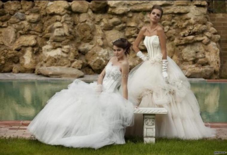 Abiti da sposa con corpetti preziosi e gonna drappeggiate