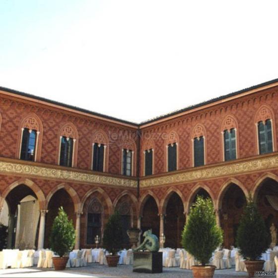 Palazzo Trecchi - Il cortile di giorno