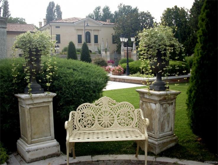 Panchina nel giardino