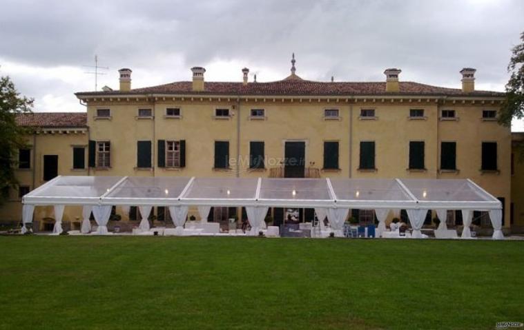 Allestimento del matrimoni in giardino con una tensostruttura