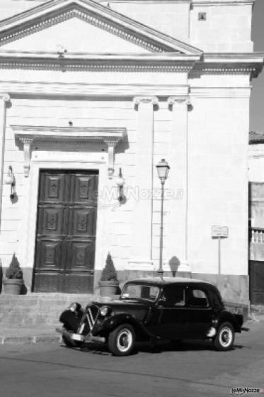 L'auto attende gli sposi all'uscita della chiesa - Citroen Traction Avant