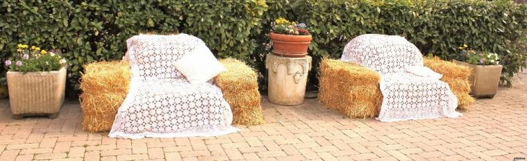 Sedie realizzate con balle di fieno e coperta in pizzo per il matrimonio