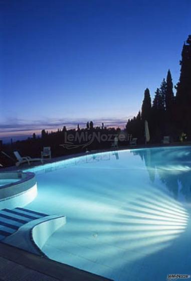 La piscina della villa illuminata