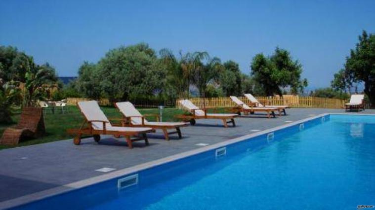 Ampia piscina immersa nel verde presso l'hotel Feudo Bauly