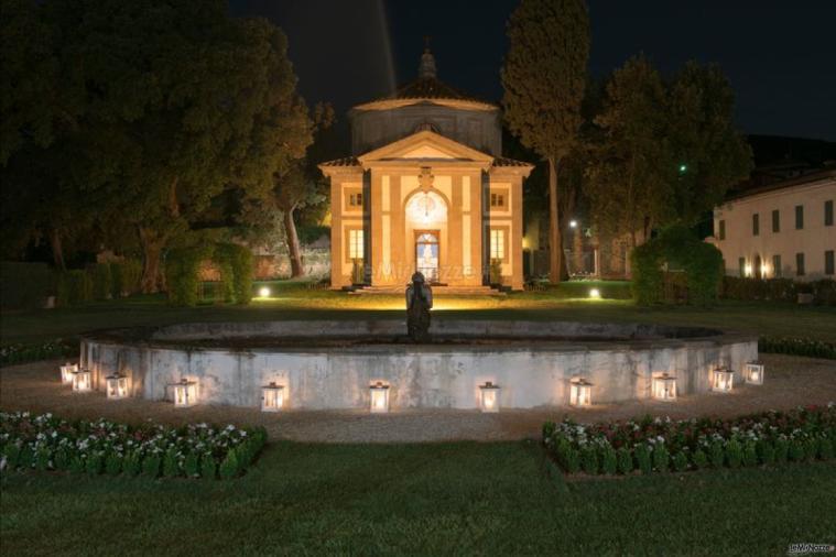 Villa per il matrimonio illuminata di sera