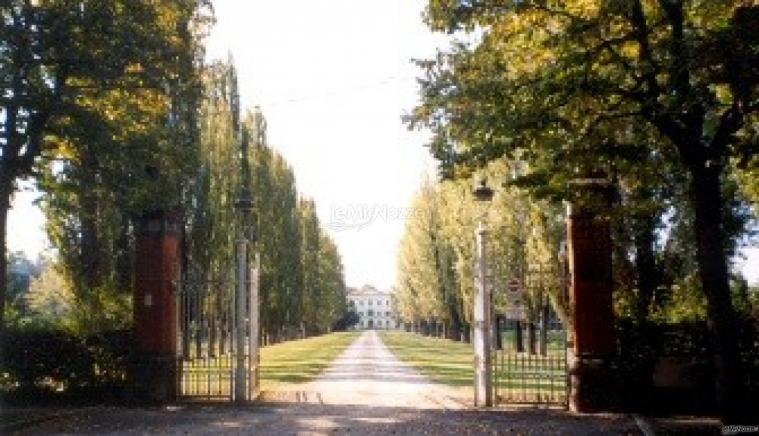 Il viale della Villa Nicolaj di Crespellano, in provincia di Bologna