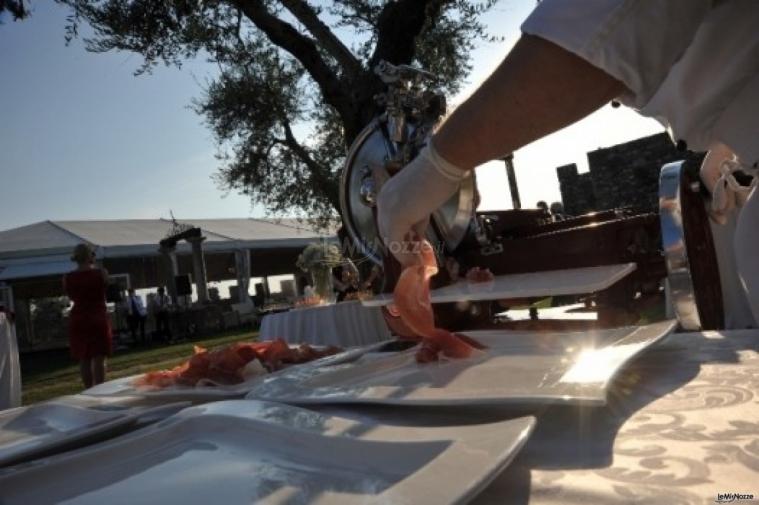 Taglio dei salumi con berkel d’epoca