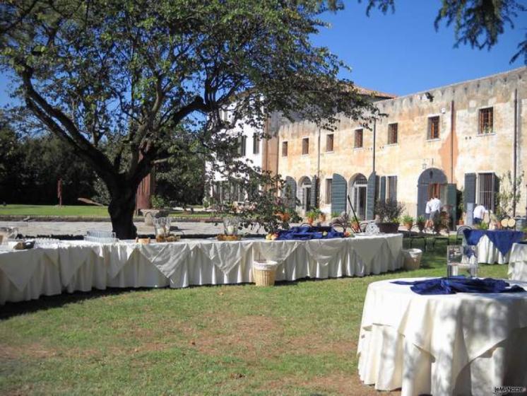 Buffet di matrimoni alletsito nel parco di Villa Marignana Benetton