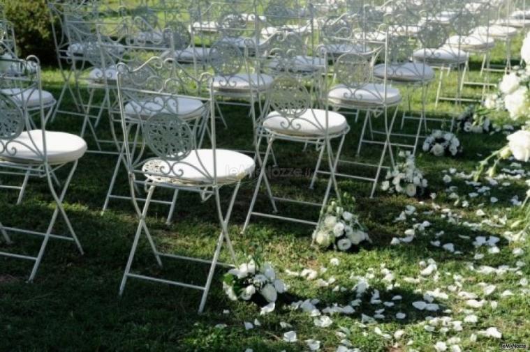 Sedie per la cerimonia di matrimonio in giardino