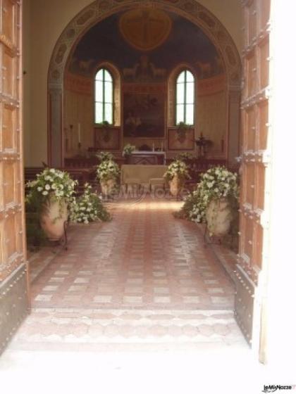 Allestimento della chiesa per il matrimonio con anfore piene di fiori