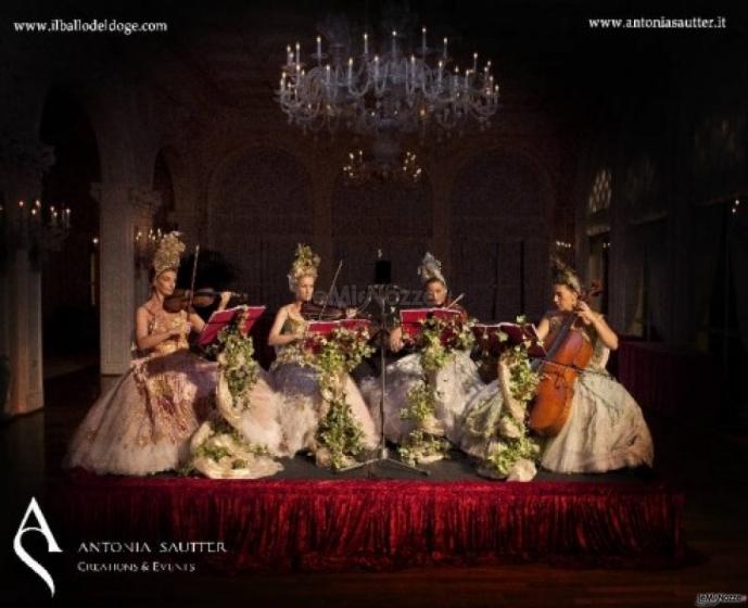 Quartetto in costume per la musica del matrimonio