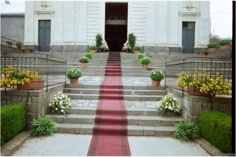 Allestimento floreale per l'esterno della chiesa