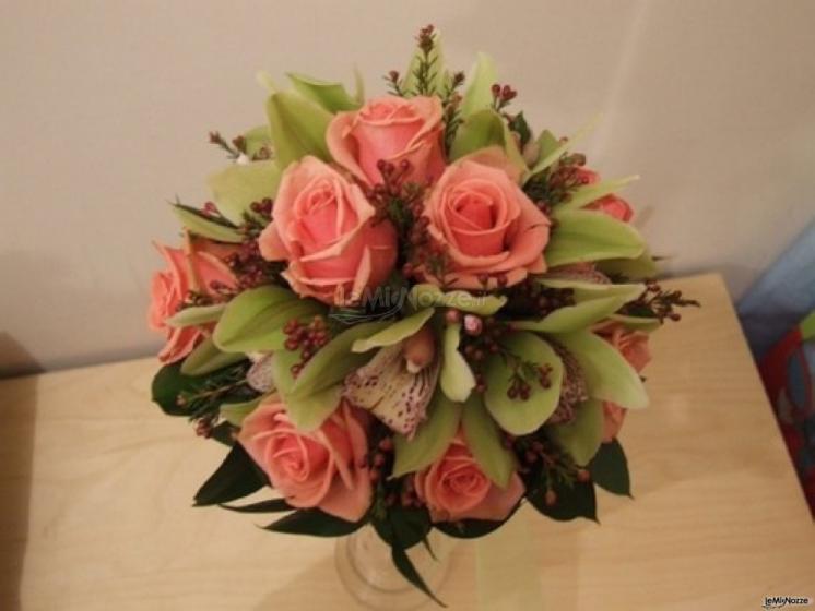 Bouquet di rose e orchidee