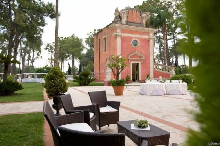 Casa Resta - Esterno della villa per matrimoni con divanetti